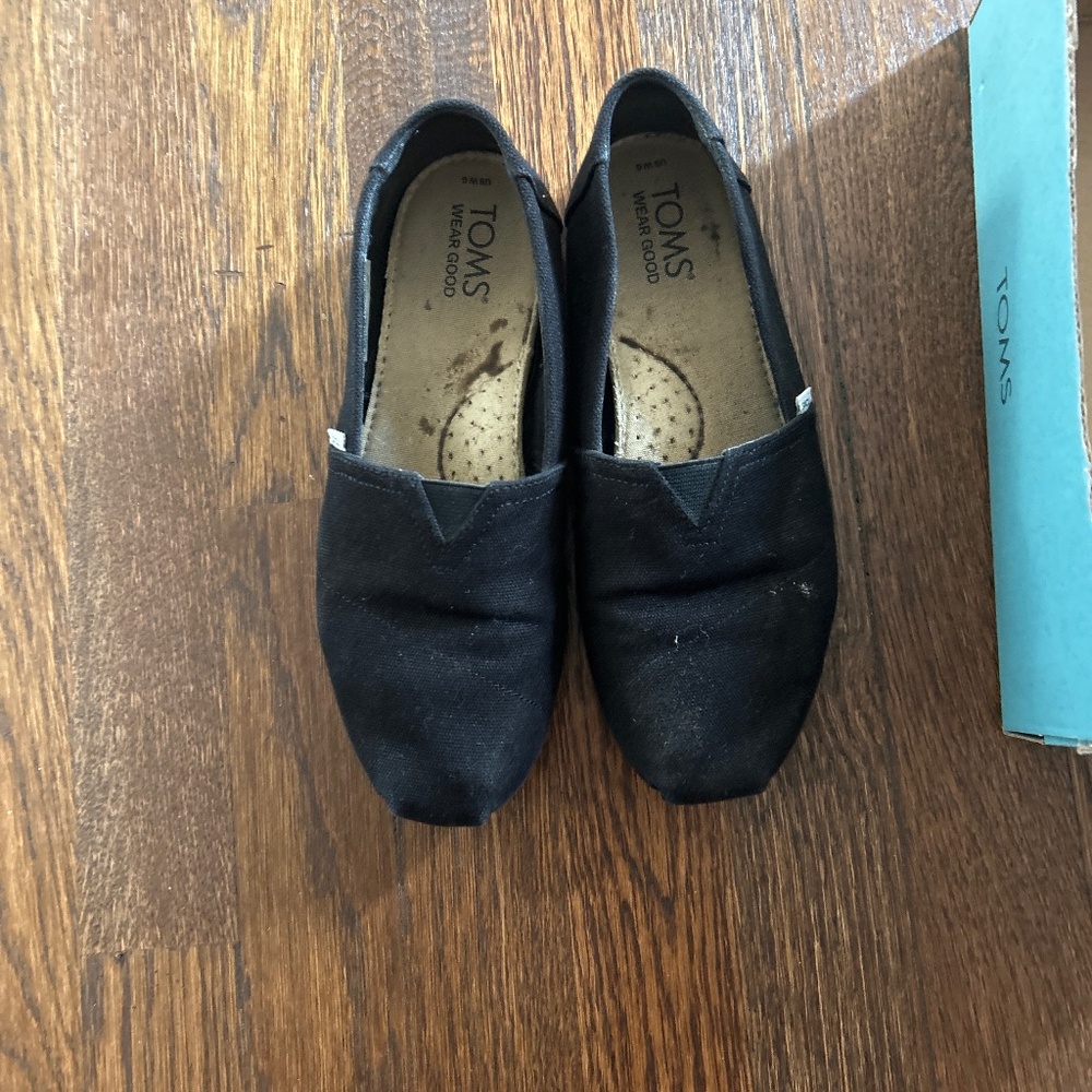 Tom’s Belmont size 6 black canvas
